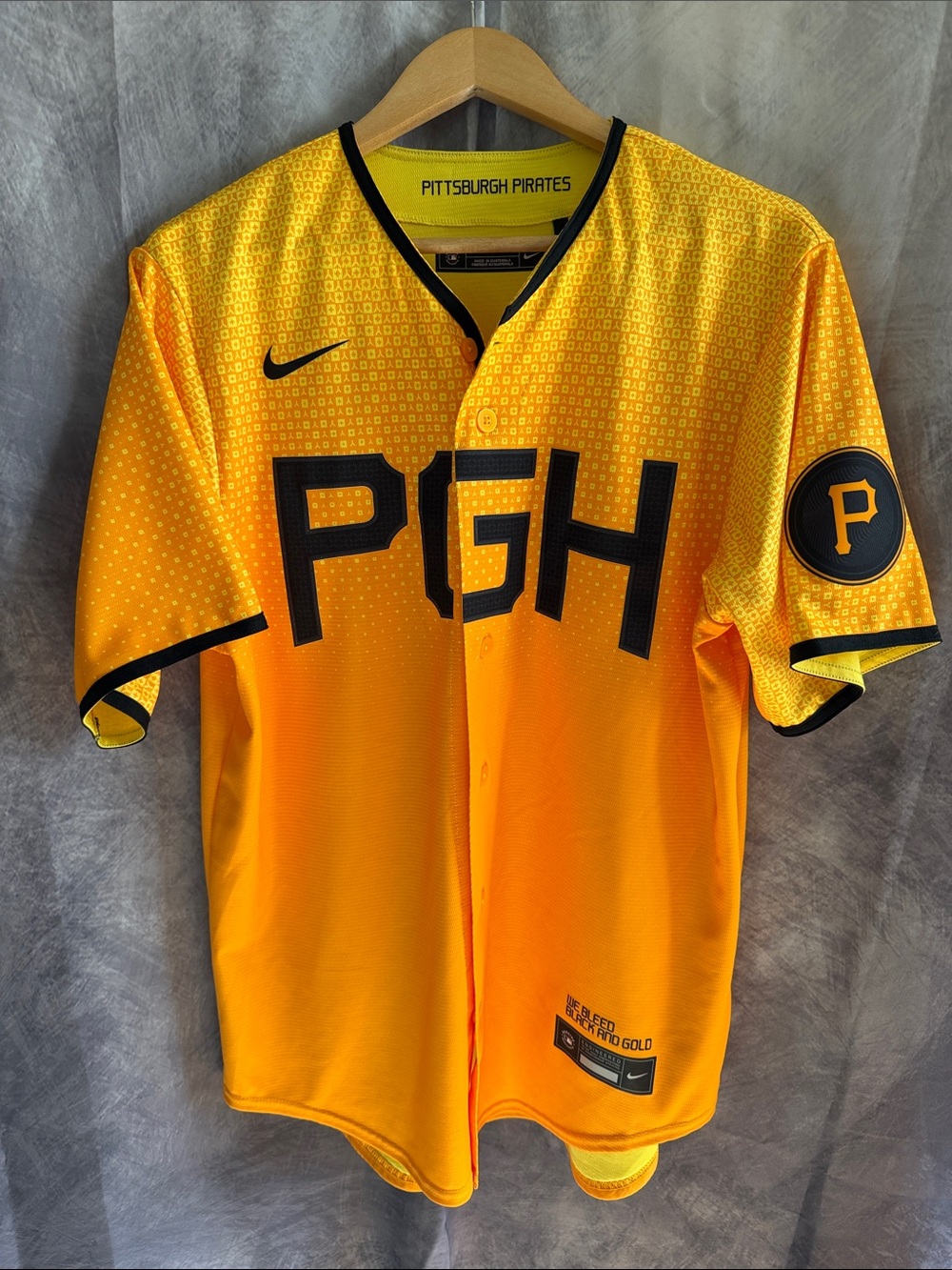 MLB Pittsburgh Pirates City Connect
Men's Replica Baseball Jersey - Size M
